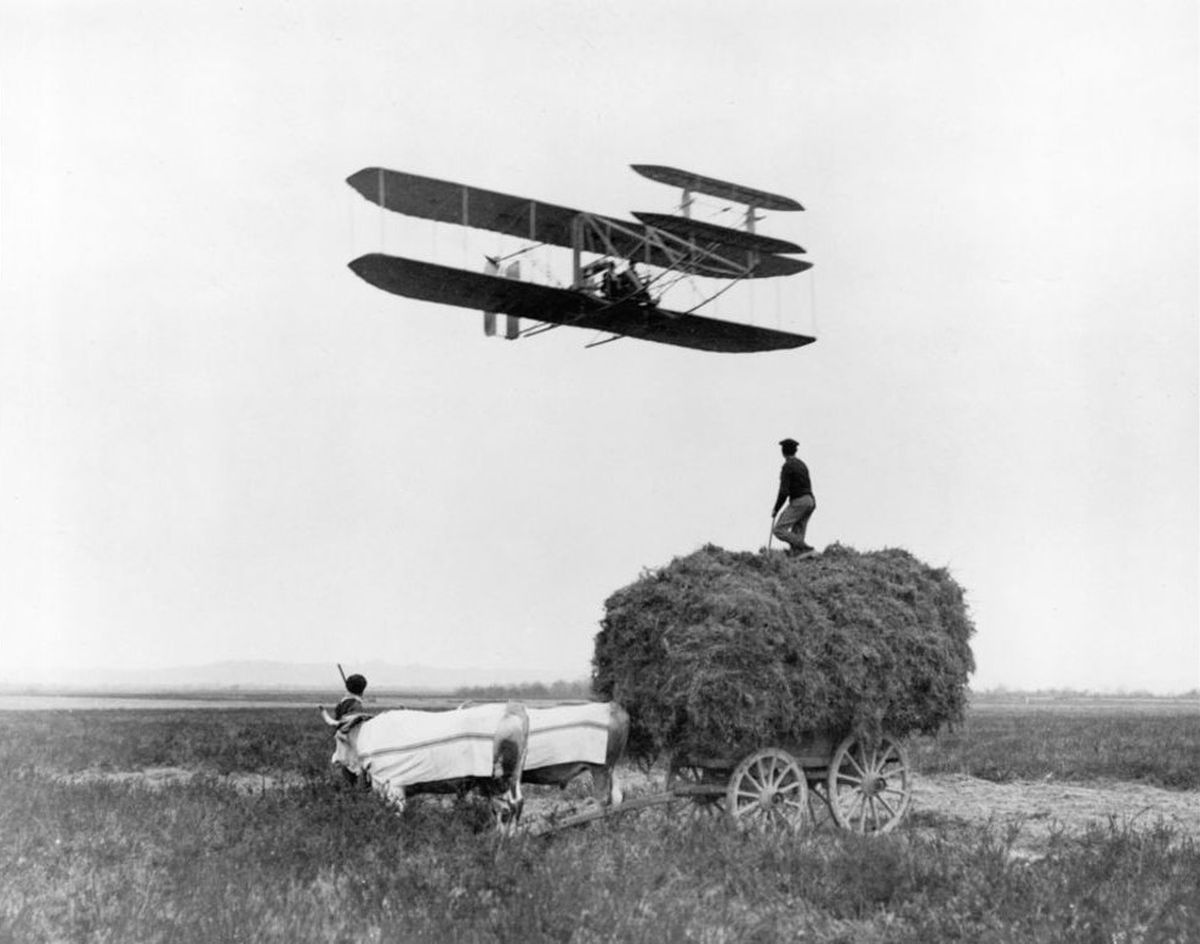Wilbur Wright vuela en Pau, Francia, en 1908. Ese año y, a pesar de del accidente donde muriera el teniente Thomas E. Selfridge, los Wright firmaron un contrato con el Ejército de los Estados Unidos como proveedores de un avión que pudiera transportar a un piloto y un pasajero mientras mantenía una velocidad de 40 millas (64 kilómetros) durante una hora. Wilbur Wright vuela en Pau, Francia, en 1908. Ese año y, a pesar de del accidente donde muriera el teniente Thomas E. Selfridge, los Wright firmaron un contrato con el Ejército de los Estados Unidos como proveedores de un avión que pudiera transportar a un piloto y un pasajero mientras mantenía una velocidad de 40 millas (64 kilómetros) durante una hora.