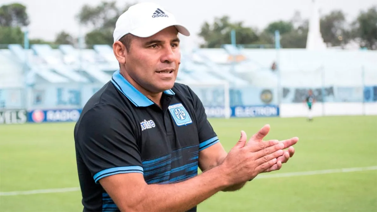 Acuña ya había dirigido a Estudiantes de Río Cuarto en 2021, cuando jugaba en la Primera Nacional. Acuña ya había dirigido a Estudiantes de Río Cuarto en 2021, cuando jugaba en la Primera Nacional.