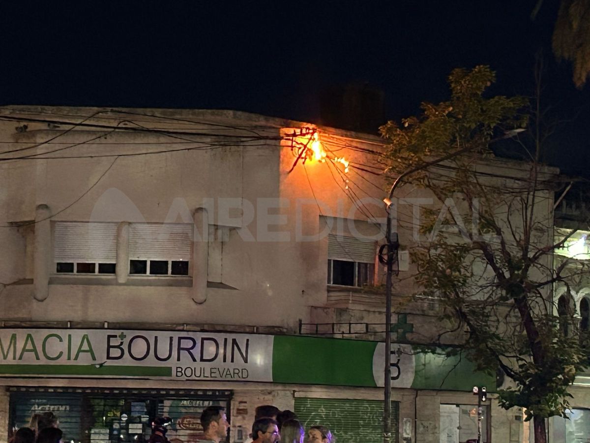 Santa Fe: un transformador explotó y se prendió fuego en pleno Bulevar