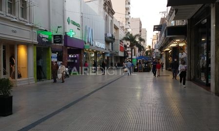 La peatonal santafesina registraba un intenso movimiento en donde muchos santafesinos se acercaron para realizar sus compras. La peatonal santafesina registraba un intenso movimiento en donde muchos santafesinos se acercaron para realizar sus compras.