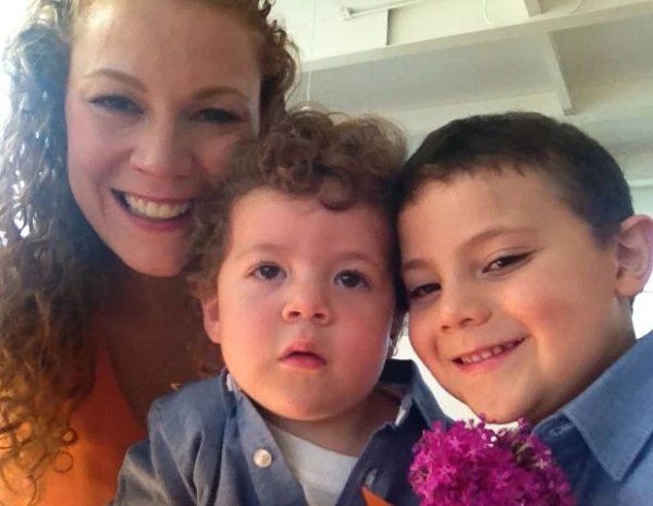 Daniela Magun y sus dos hijos.