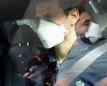 Novak Djokovic en el aeropuerto de Melbourne, camino a tomar el avión en el que se retiró de Australia tras ser deportado. Novak Djokovic en el aeropuerto de Melbourne, camino a tomar el avión en el que se retiró de Australia tras ser deportado.