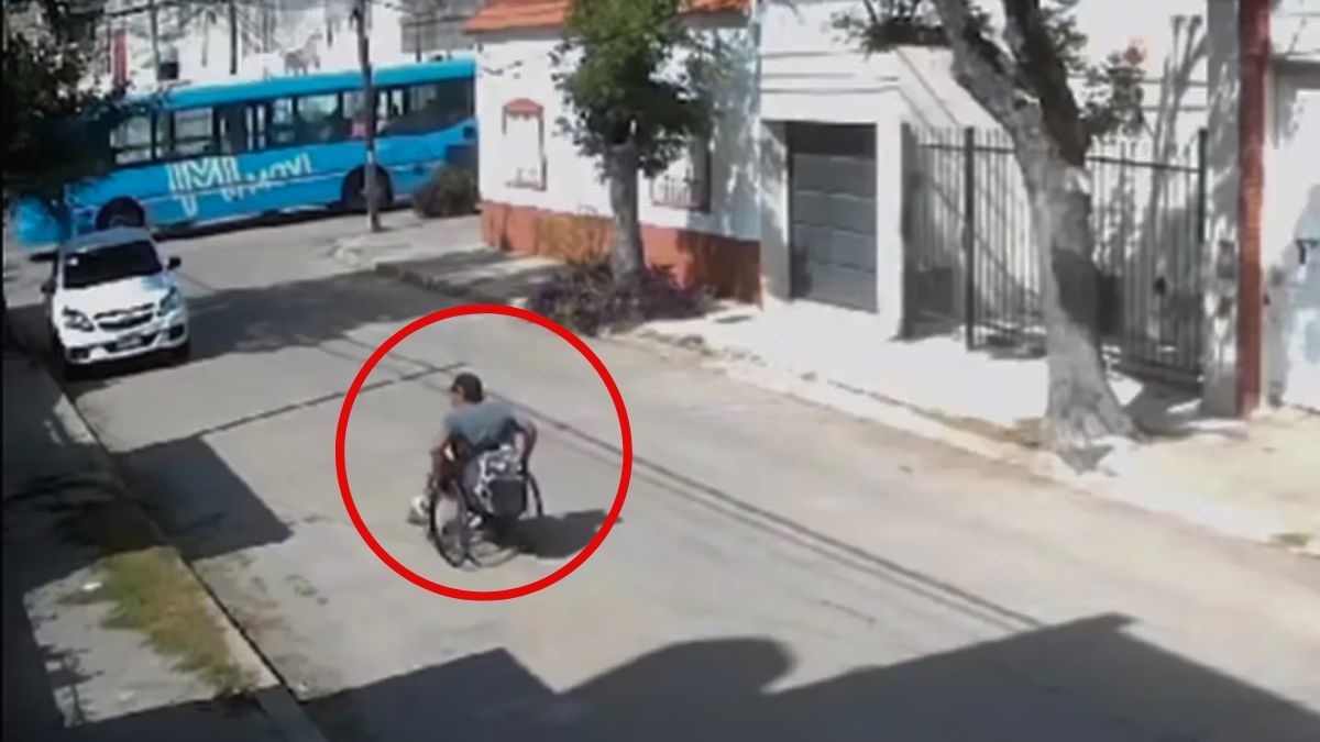 Rosario: el hombre robó en silla de ruedas un medidor de agua.