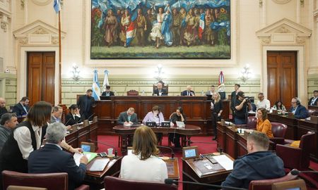 La Cámara de Diputados no tratará en sesiones ordinarias un controvertido proyecto de ley sobre manejo de los medicamentos de la salud pública de Santa Fe, aprobado en el Senado. La Cámara de Diputados no tratará en sesiones ordinarias un controvertido proyecto de ley sobre manejo de los medicamentos de la salud pública de Santa Fe, aprobado en el Senado.