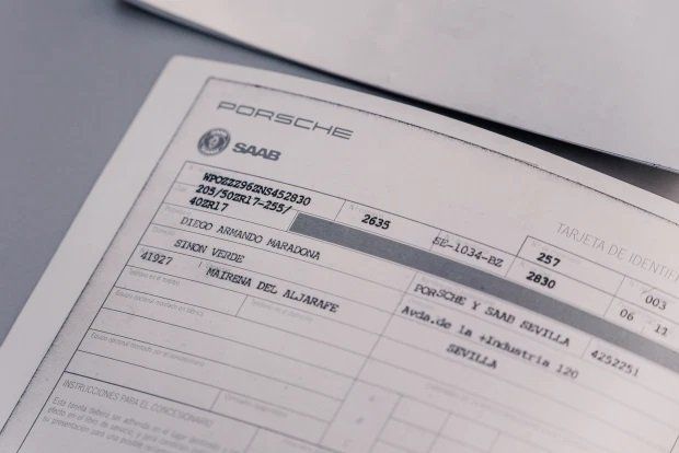 El auto tiene la documentación original que demuestra que Diego Maradona era propietario de ese auto. Además todavía existen multas e infracciones de tránsito por la conducción temeraria del Diez.