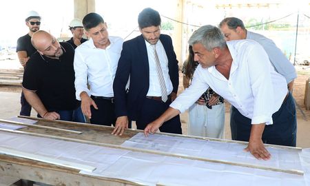 El gobernador Maximiliano Pullaro recorrió las obras del nuevo edificio de la escuela Echeverría junto a funcionarios provinciales y locales. El gobernador Maximiliano Pullaro recorrió las obras del nuevo edificio de la escuela Echeverría junto a funcionarios provinciales y locales.