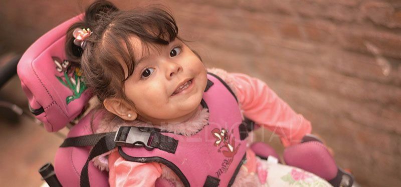 Ainhoa necesita un costoso medicamento: la Justicia y su obra social se lo niegan