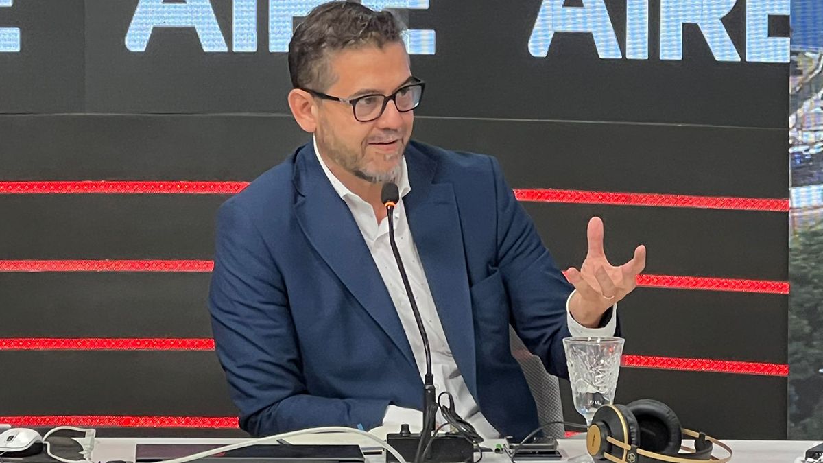 El secretario de Gobierno, Sebastián Mastropaolo, y el secretario de Gestión Urbana y Ambiente, Guillermo Ferrero, visitaron los estudios de AIRE y se refirieron al proceso de transición. El secretario de Gobierno, Sebastián Mastropaolo, y el secretario de Gestión Urbana y Ambiente, Guillermo Ferrero, visitaron los estudios de AIRE y se refirieron al proceso de transición.