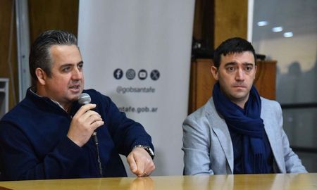 El ministro de Justicia y Seguridad de Santa Fe, Pablo Cococcioni, junto al secretario de Gestión de Registros, Matías Figueroa Escauriza, anunciaron este viernes las acciones judiciales que el Gobierno Provincial impulsa para impedir que se restituyan bienes decomisados a un narcotraficante condenado. El ministro de Justicia y Seguridad de Santa Fe, Pablo Cococcioni, junto al secretario de Gestión de Registros, Matías Figueroa Escauriza, anunciaron este viernes las acciones judiciales que el Gobierno Provincial impulsa para impedir que se restituyan bienes decomisados a un narcotraficante condenado.
