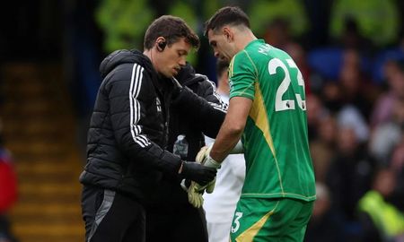 Dibu Martínez se lesionó en el partido de Aston Villa vs. Chelsea. Dibu Martínez se lesionó en el partido de Aston Villa vs. Chelsea.