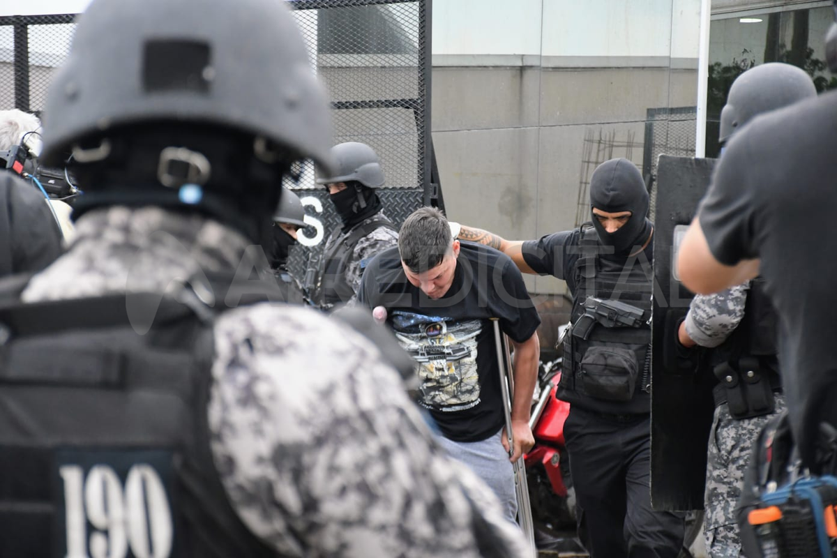 Trasladan detenidos en comisarías a cárceles tras los ataques al Heca y la sucursal bancaria Trasladan detenidos en comisarías a cárceles tras los ataques al Heca y la sucursal bancaria