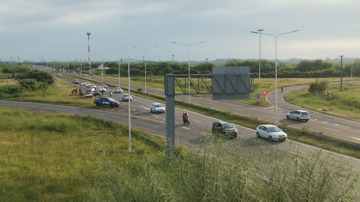 Choque en cadena entre tres autos en Circunvalación Oeste a la altura del puente de la Autopista.