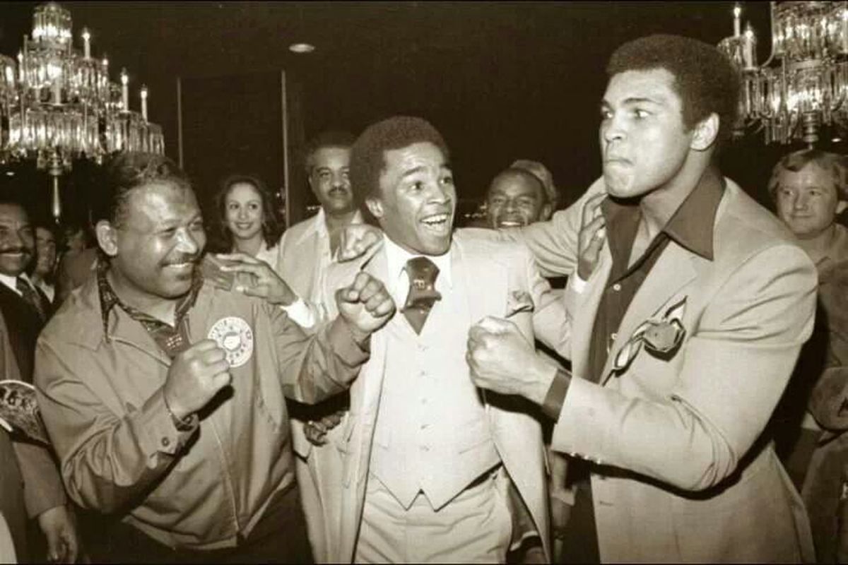 La foto, tomada en la década del 80, refleja uno de los tantos encuentros entre Robinson y Ali. En el medio, otro formidable campeón, y que también fue conocido por el apodo de Sugar: Ray Charles Leonard, quien reinara en cinco divisiones distintas (welter, superwelter, mediano, supermediano y mediopesado). La foto, tomada en la década del 80, refleja uno de los tantos encuentros entre Robinson y Ali. En el medio, otro formidable campeón, y que también fue conocido por el apodo de Sugar: Ray Charles Leonard, quien reinara en cinco divisiones distintas (welter, superwelter, mediano, supermediano y mediopesado).