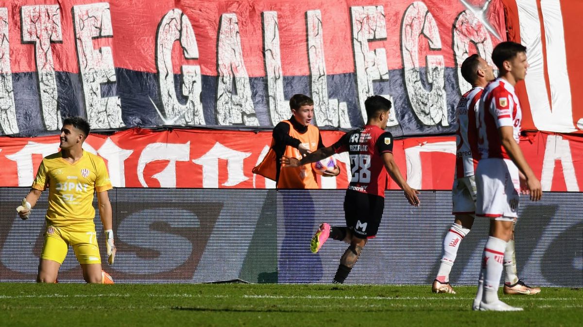 Jorge Recalde puso en ventaja a Newells sobre Unión gracias a un rebote que dejó corto Santiago Mele.