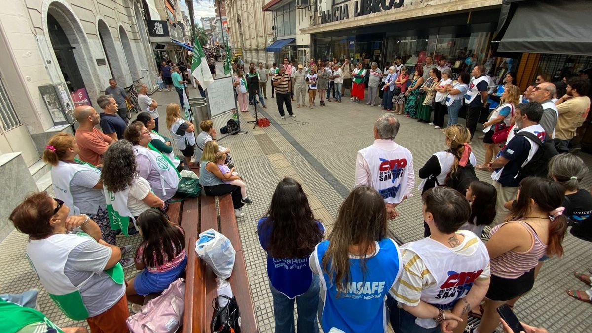 La manifestación en Santa Fe contra la reforma laboral se concentró frente a la sede de Ansés, en la peatonal. La manifestación en Santa Fe contra la reforma laboral se concentró frente a la sede de Ansés, en la peatonal.