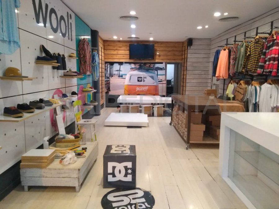 En el transcurso de la mañana, el dueño del negocio evaluaba si hay alguna faltante de indumentaria o calzado.