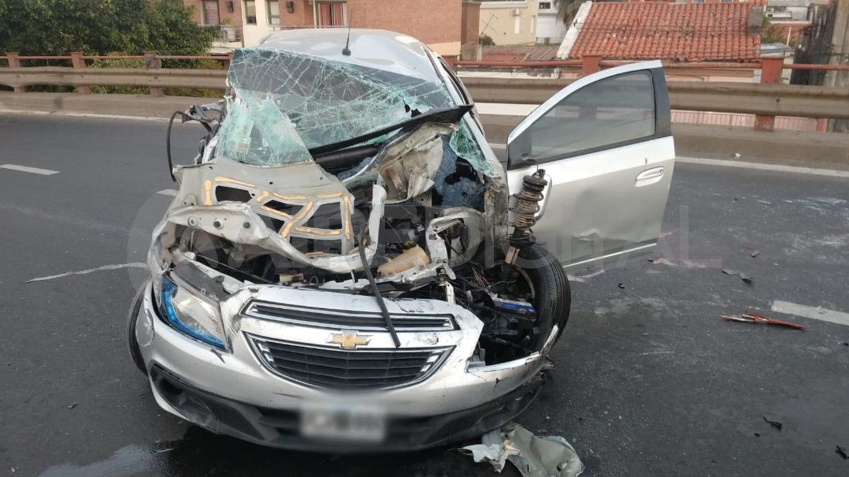 Peritos de la Agencia de Investigación Criminal trabajaron en el lugar para determinar las causas del accidente.