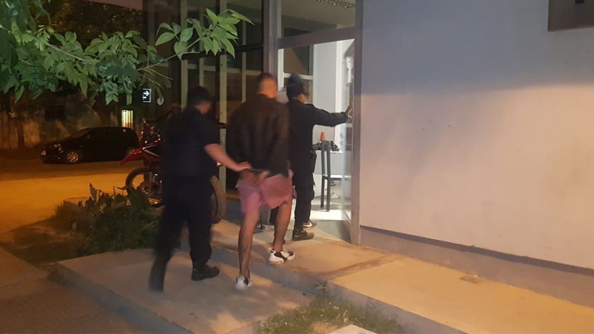 Dos hombres detenidos cuando se trasladaban en un Radio Taxi