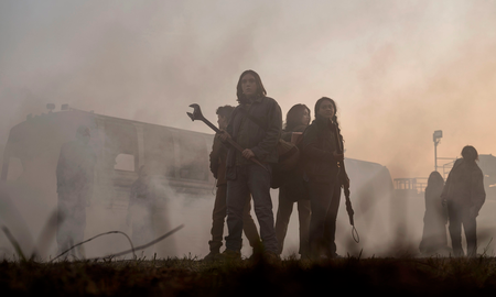 Con esta maratón, AMC permitirá revivir las épicas aventuras de dos hermanas y dos amigos que abandonan un lugar seguro y cómodo para enfrentarse a peligros conocidos y desconocidos, entre la vida y la muerte en una importante búsqueda. Con esta maratón, AMC permitirá revivir las épicas aventuras de dos hermanas y dos amigos que abandonan un lugar seguro y cómodo para enfrentarse a peligros conocidos y desconocidos, entre la vida y la muerte en una importante búsqueda.