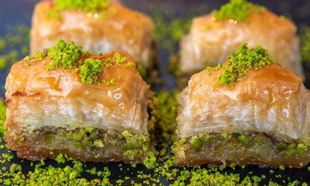 Cómo hacer Baklava, el postre turco hecho con capas de masa y frutos secos. Cómo hacer Baklava, el postre turco hecho con capas de masa y frutos secos.