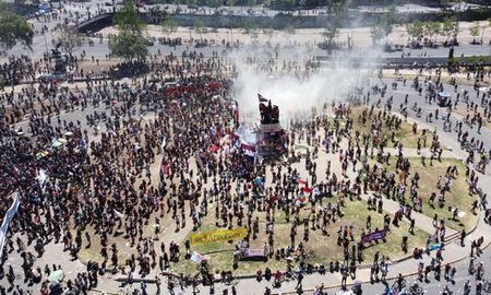 Miles de manifestantes chilenos en la Plaza Italia de Santiago este domingo. Miles de manifestantes chilenos en la Plaza Italia de Santiago este domingo.