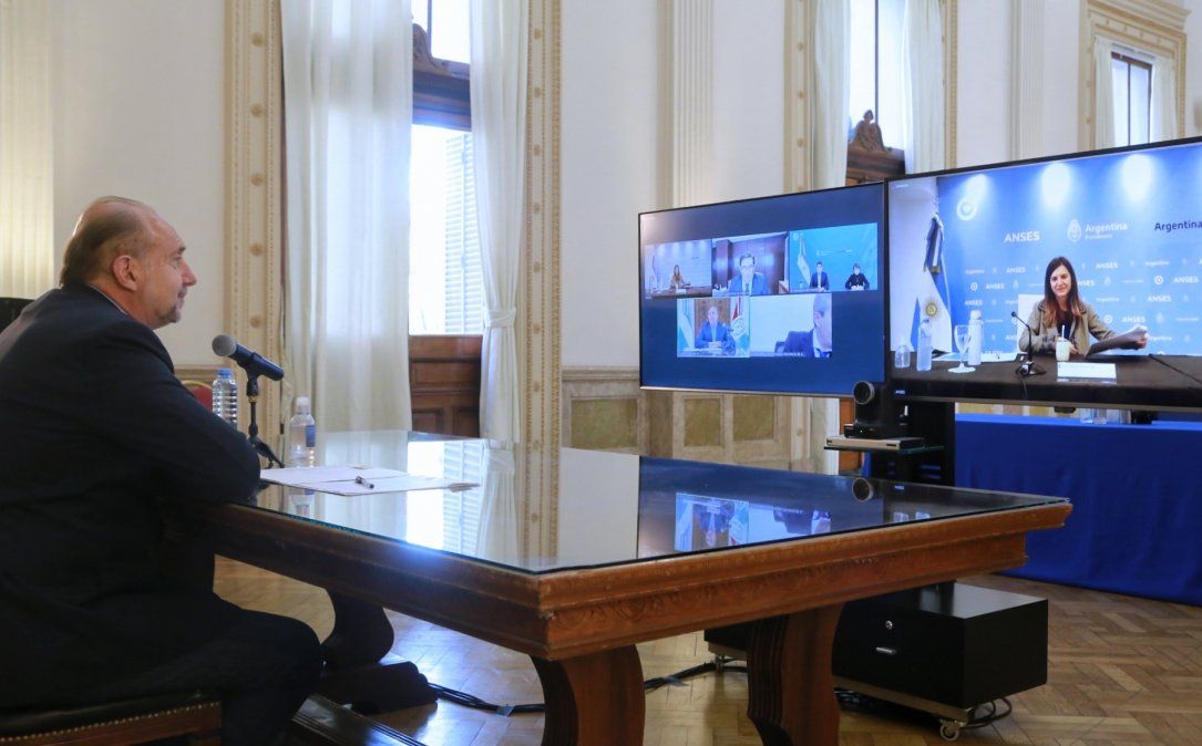 El gobernador Omar Perotti firmó un convenio con Anses para el financiamiento del déficit del sistema previsional de la provincia.