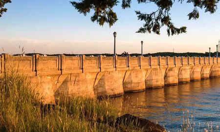 El paredón del dique no solo contiene millones de litros de agua, sino que es el punto exacto donde la unión de dos ríos da nacimiento al emblemático Río Quinto. El paredón del dique no solo contiene millones de litros de agua, sino que es el punto exacto donde la unión de dos ríos da nacimiento al emblemático Río Quinto.