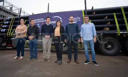 El concejal Juan José Saleme (der.) duranta llegada de los primeros caños del Gasoducto Gran Santa Fe. El concejal Juan José Saleme (der.) duranta llegada de los primeros caños del Gasoducto Gran Santa Fe.