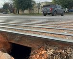 Vecinos advirtieron sobre un importante socavón que se formó al costado del paso a nivel de Iturraspe y 4 de Enero Vecinos advirtieron sobre un importante socavón que se formó al costado del paso a nivel de Iturraspe y 4 de Enero