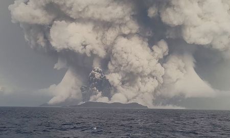 La potente erupción provocó una cascada de alertas por todo el océano Pacífico. La potente erupción provocó una cascada de alertas por todo el océano Pacífico.
