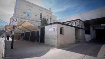 Un delincuente entró a los tiros a un local de ropa de Santo Tomé y baleó a un hombre y una mujer