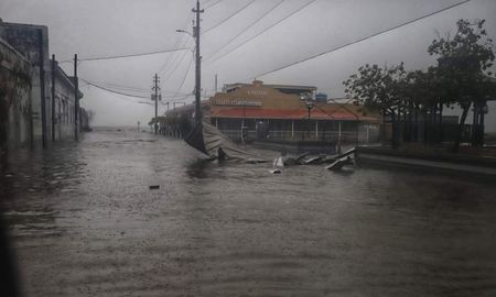 Las autoridades advirtieron que se esperan históricas lluvias en Puerto Rico que podrían producir aludes de tierra y grandes inundaciones. Las autoridades advirtieron que se esperan históricas lluvias en Puerto Rico que podrían producir aludes de tierra y grandes inundaciones.