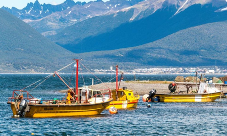 Escapada a un pequeño pueblo fundada por pescadores en Tierra del Fuego con la mejor centolla de Argentina. Escapada a un pequeño pueblo fundada por pescadores en Tierra del Fuego con la mejor centolla de Argentina.