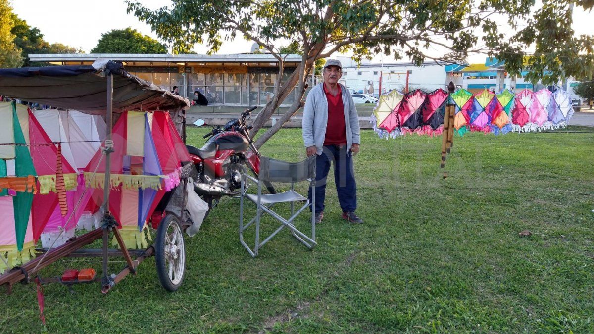 El artesano de cometas vende sus productos en el parque Federal de la ciudad de Santa Fe. 