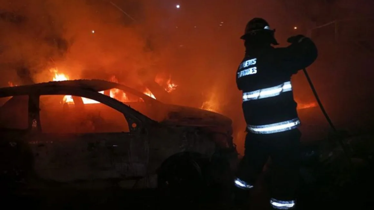 Rosario violenta: cuatro autos fueron incendiados en la cuadra donde hay una comisaría