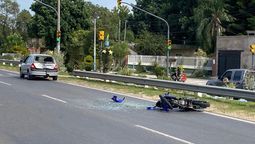 altText(Accidente de tránsito en Ruta 1: un motociclista herido tras chocar contra un auto)}