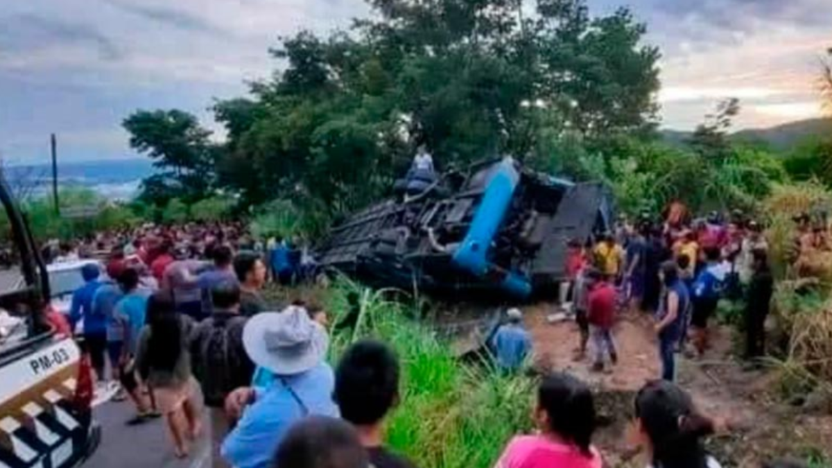 Nueve muertos y 28 heridos al volcar un micro en una carretera de México.