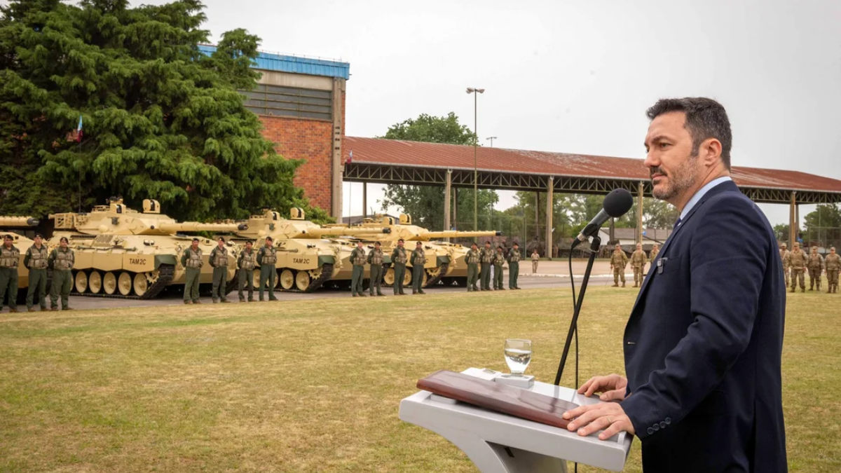 El ministro Luis Petri quedó en el medio de otra polémica.