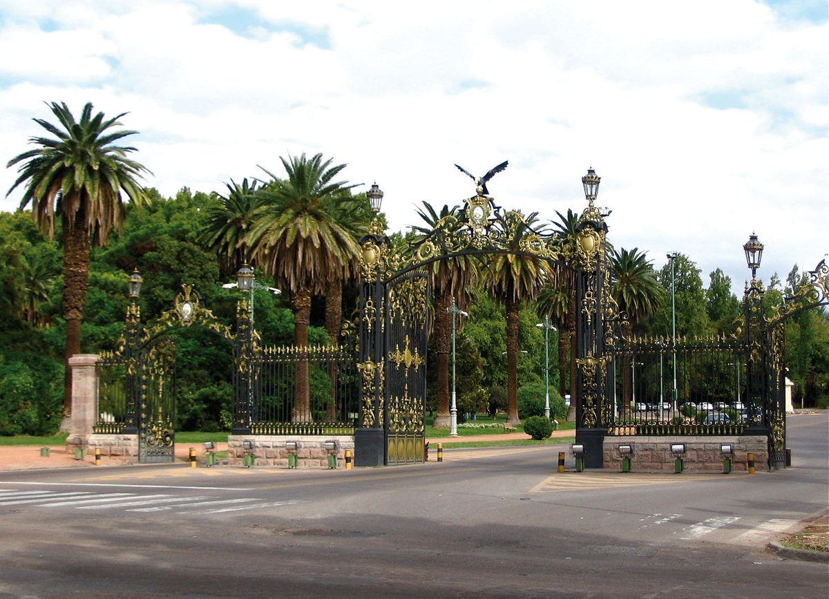 Puerta de entrada del Parque San Martín