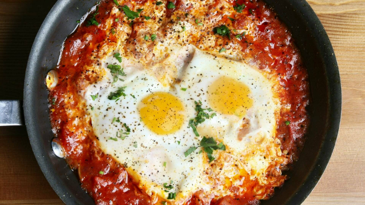 El shakshuka es un plato delicioso del Medio Oriente que lleva ingredientes simples. El shakshuka es un plato delicioso del Medio Oriente que lleva ingredientes simples.