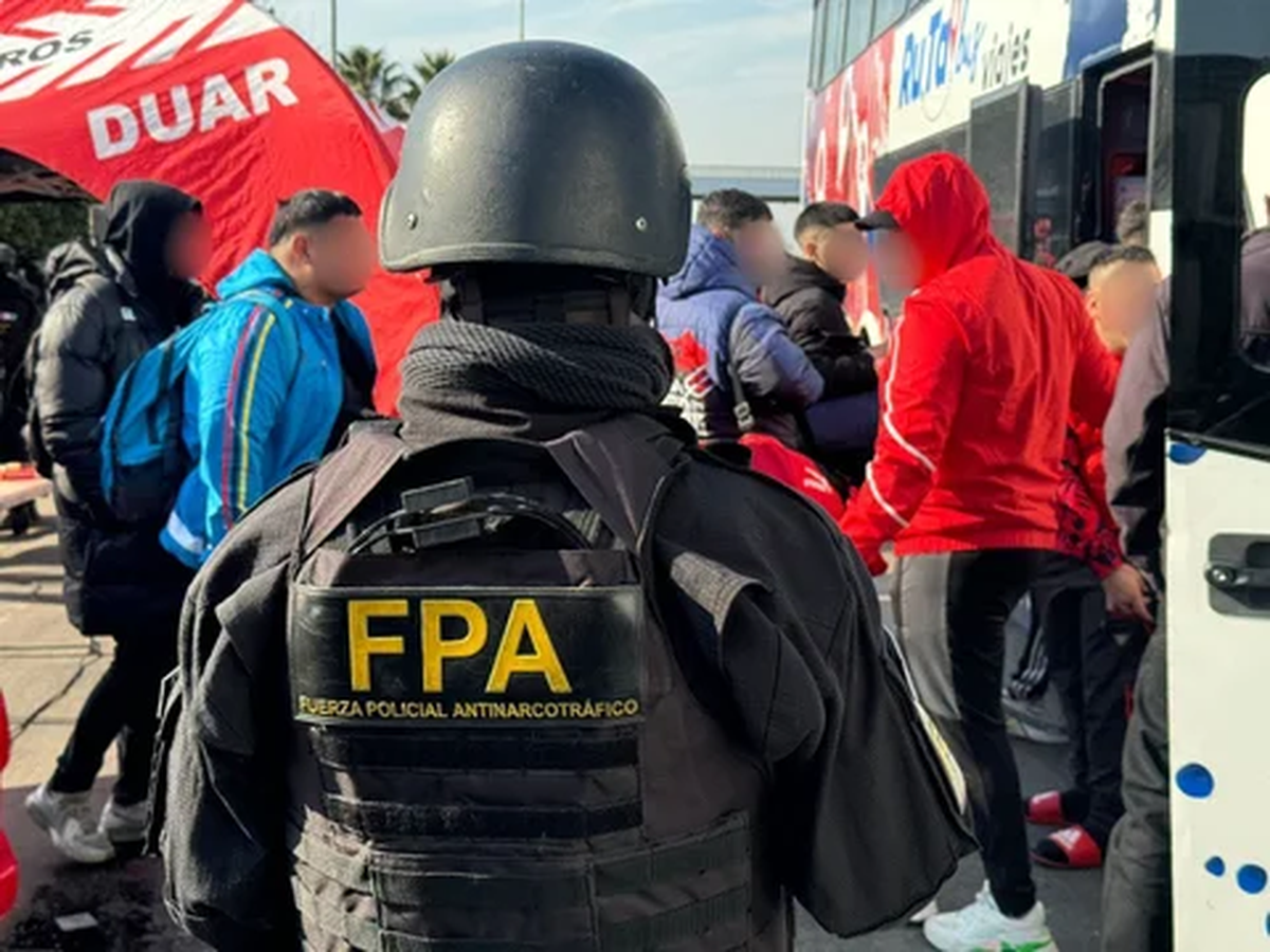 Dos hinchas fueron detenidos en la previa de un partido de Copa Argentina. Dos hinchas fueron detenidos en la previa de un partido de Copa Argentina.
