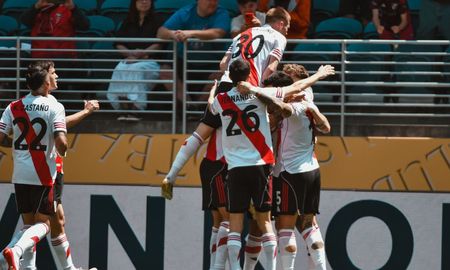 El abrazo de gol de los jugadores de River, en el primer gol ante el Urawa Red Diamonds. El abrazo de gol de los jugadores de River, en el primer gol ante el Urawa Red Diamonds.