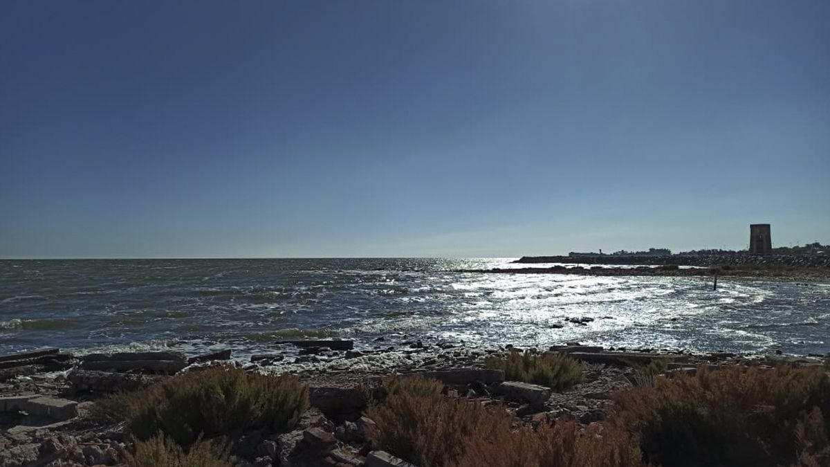 Se trata de una cuenca alimentada por tres ríos, el Dulce, conocido como Salí, el Primero o Suquía, y el Segundo o Xanaes, que configura una zona clave para la biodiversidad, en especial por la gran cantidad de aves migratorias que la visitan.