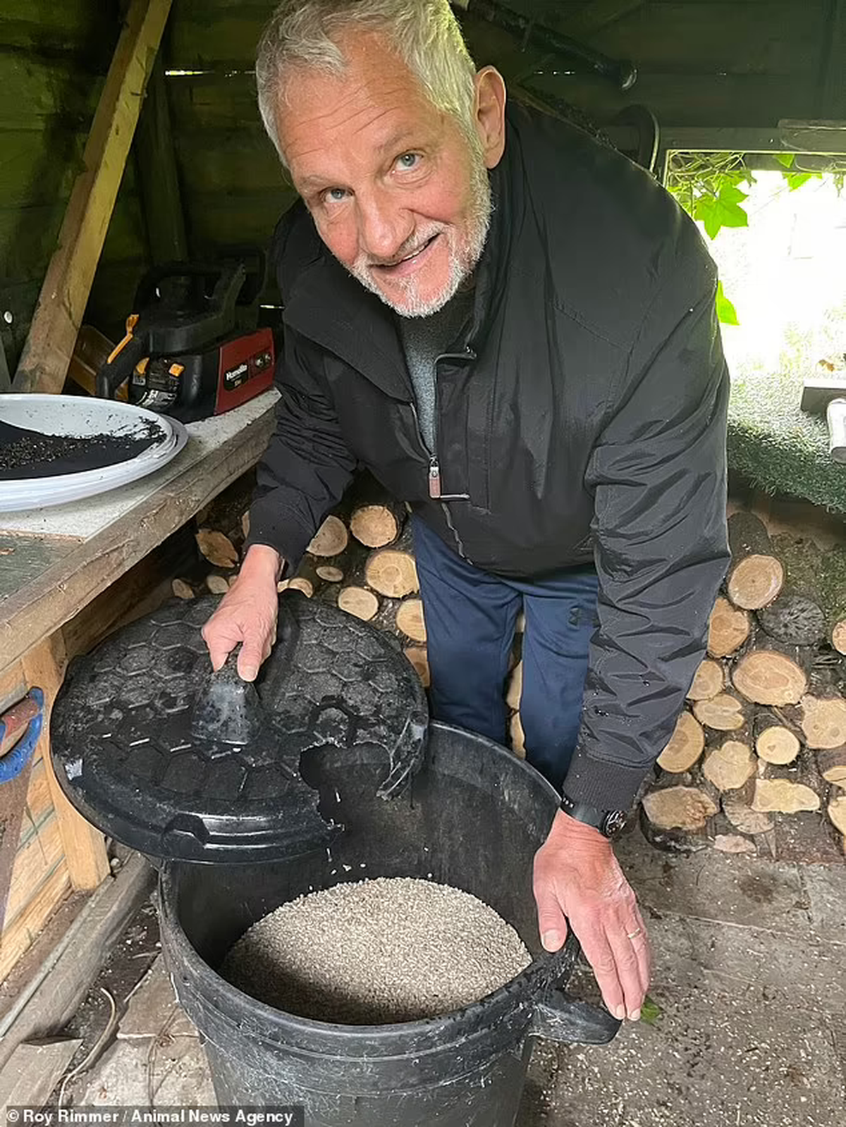 Rimmer mostrando lo vacío que quedó el tacho luego de que la ardilla comiera hasta (casi) reventar.
