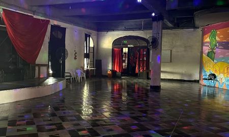 El Gobierno nacional allanó un boliche clandestino en un local cedido a la universidad de Madres de Plaza de Mayo. El Gobierno nacional allanó un boliche clandestino en un local cedido a la universidad de Madres de Plaza de Mayo.