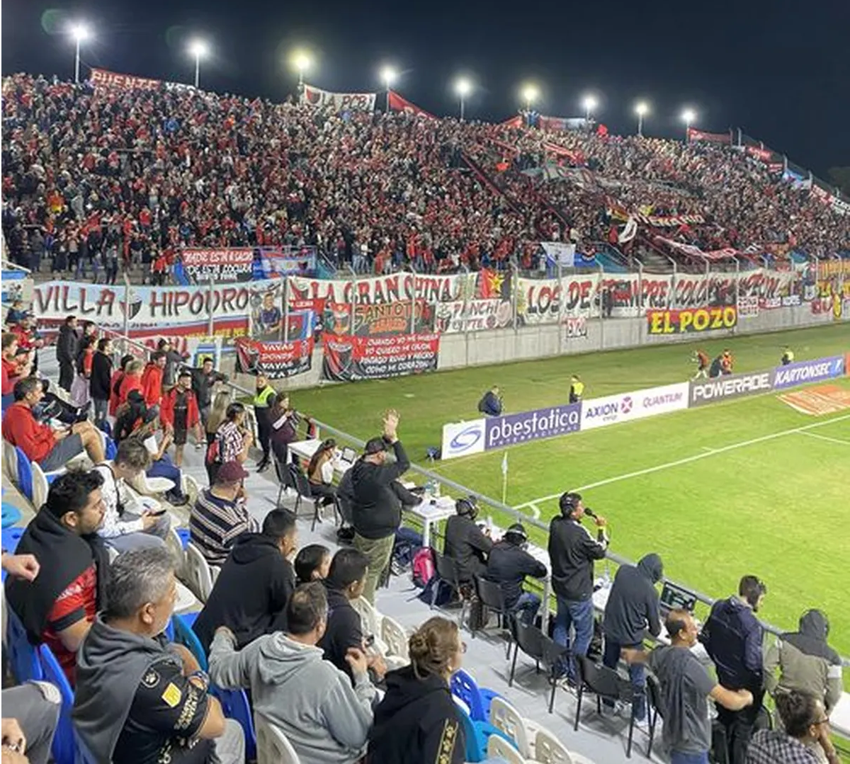 Los hinchas de Colón en el partido que se jugó en San Nicolás. Los hinchas de Colón en el partido que se jugó en San Nicolás.
