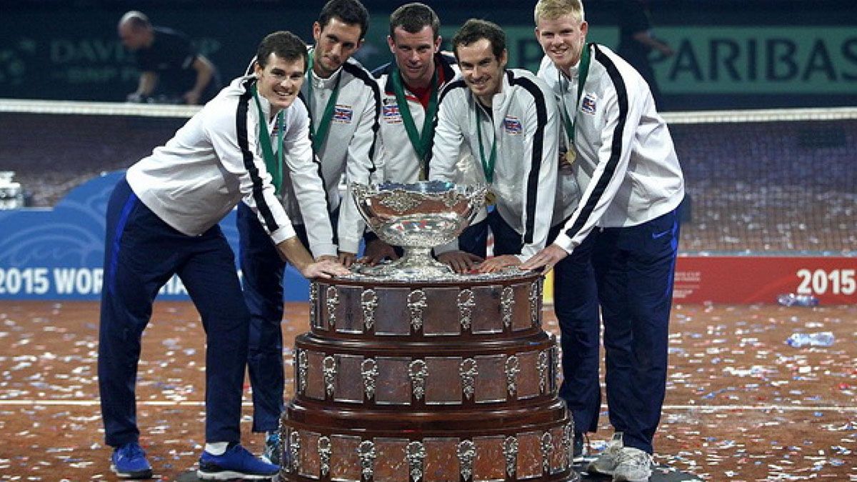 El 29 de noviembre de 2015, el equipo del Reino Unido ganó la Copa Davis al superar en la final, y como visitante, a su par de Bélgica en la ciudad de Gante. Desde la izquierda, Jamie Murray, James Ward, Leon Smith (capitán), Andy Murray y Kyle Edmund. El 29 de noviembre de 2015, el equipo del Reino Unido ganó la Copa Davis al superar en la final, y como visitante, a su par de Bélgica en la ciudad de Gante. Desde la izquierda, Jamie Murray, James Ward, Leon Smith (capitán), Andy Murray y Kyle Edmund.
