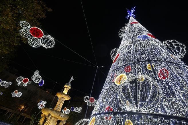 Las luces de la Navidad 2020 se encienden en Granada en mitad de la pandemia del coronavirus (Álex Cámara / EP)