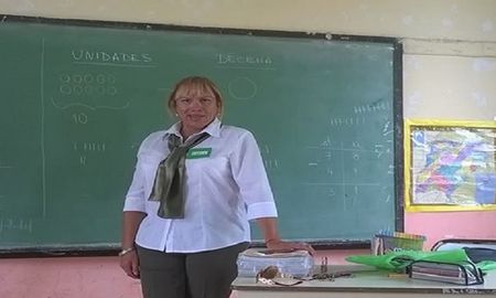 Carla Rivera, de 52 años, hace un reemplazo como directora en una escuela de Rosario. Carla Rivera, de 52 años, hace un reemplazo como directora en una escuela de Rosario.