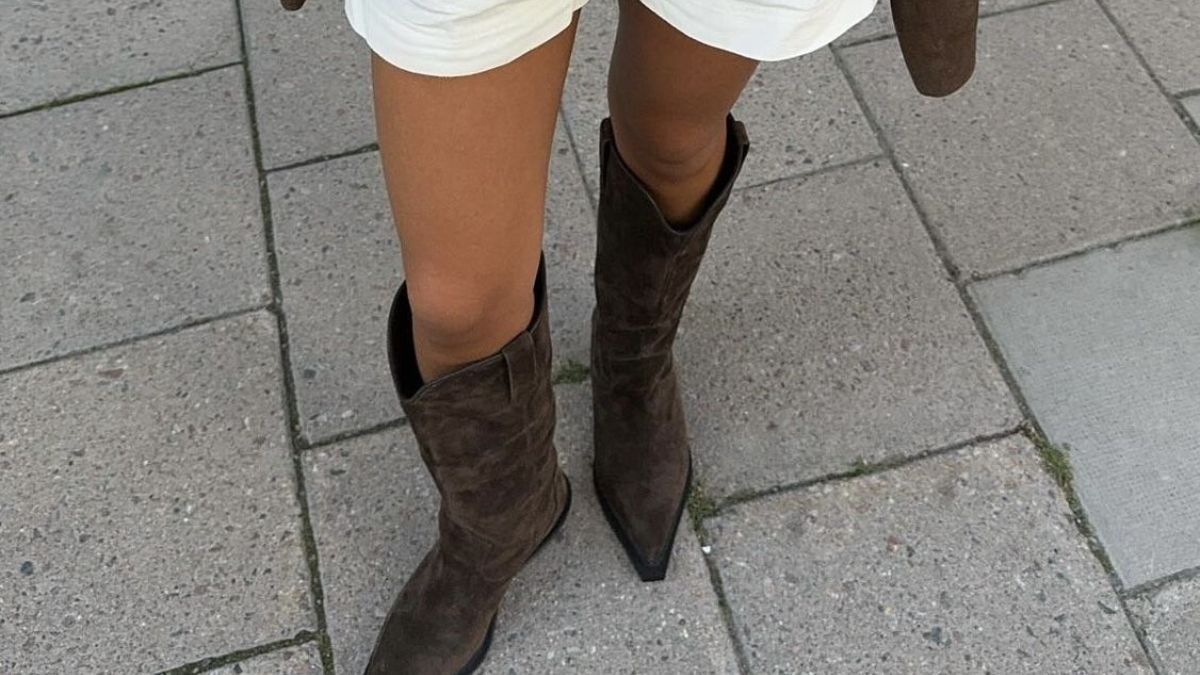 Botas de caña alta en gamuza o cuero, perfectas para lucir con vestidos coloridos o estampados. Botas de caña alta en gamuza o cuero, perfectas para lucir con vestidos coloridos o estampados.